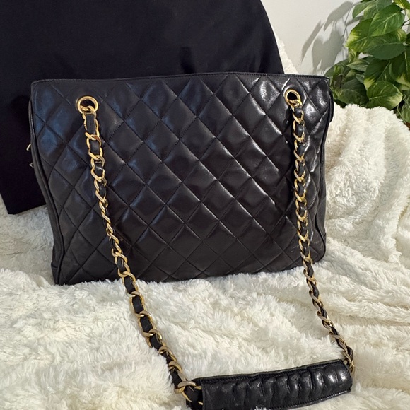 Chanel Black Quilted Leather Shoulder Bag - Picture 4 of 16